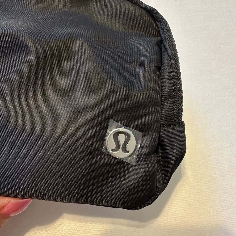Lululemon Everywhere Belt Bag NEW Black Crossbody Strap 1L for Men & Women NWT - Picture 5 of 5